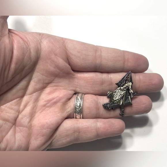 Silent Hill - Pyramid Head Pin 😶‍🌫️🔺✂️ - Picture 5 of 6